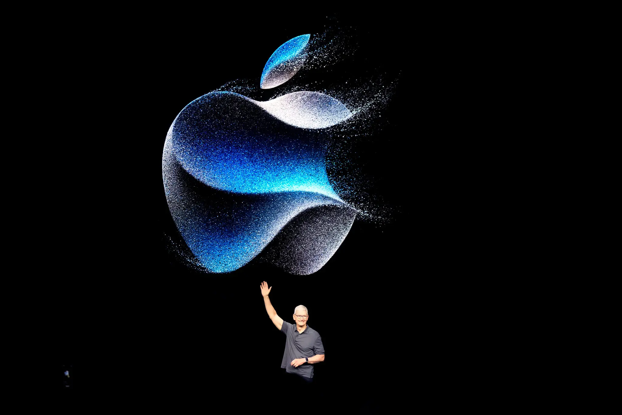 Тім Кук, виконавчий директор Apple, махає рукою, виходячи на сцену під час заходу в кампусі Apple